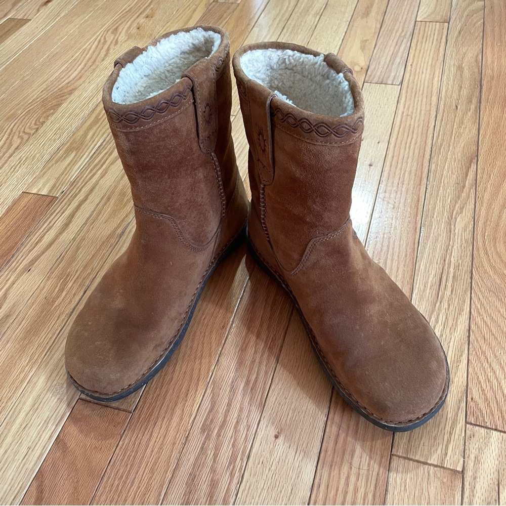 Men’s UGG suede boot. Size 9.